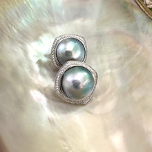 Charger l&#39;image dans la galerie, Peacock Light Grey Mabe Pearl Stud Earrings with Cz Accents, Sterling Silver
