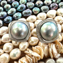 Charger l&#39;image dans la galerie, Peacock Light Grey Mabe Pearl Stud Earrings, Silver
