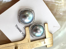 Charger l&#39;image dans la galerie, Peacock Light Grey Mabe Pearl Stud Earrings with Cz Accents, Sterling Silver
