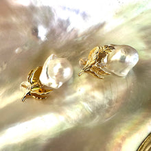 Carica l&#39;immagine nel visualizzatore di Gallery, Oak Leaf Design Baroque Pearl Earrings in GV
