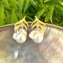 Carica l&#39;immagine nel visualizzatore di Gallery, Oak Leaf Design Baroque Pearl Earrings in GV
