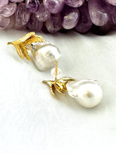 Carica l&#39;immagine nel visualizzatore di Gallery, Oak Leaf Design Baroque Pearl Earrings in GV
