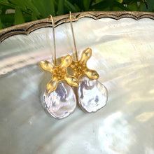 Cargar imagen en el visor de la galería, Large Petal pearls dangling gracefully from gold vermeil-plated silver fish hook settings in the shape of flowers
