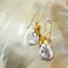 Cargar imagen en el visor de la galería, Large Petal pearls dangling gracefully from gold vermeil-plated silver fish hook settings in the shape of flowers, 50mm
