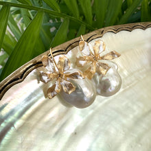 Lade das Bild in den Galerie-Viewer, Flower Petals Design Baroque Pearl Drop Earrings, GV and Silver 34mm
