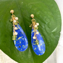 Lade das Bild in den Galerie-Viewer, Teardrop Lapis Lazuli and Peridot Earrings, Gold Filled, OOAK Jewelry
