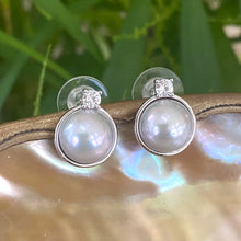 Lade das Bild in den Galerie-Viewer, Silver Grey Mabe Edison Pearl Stud Earrings with Cz, Gold Vermeil Plated Silver, Minimalist Jewelry Mabe Pearl Ear Studs
