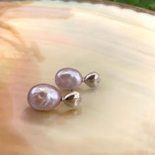 Charger l&#39;image dans la galerie, Lavender Pink Heart Pearl Stud Earrings, GV or Silver
