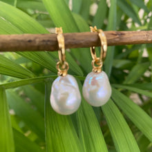 Lade das Bild in den Galerie-Viewer, White Baroque Pearl Dangle Earrings, Gold Vermeil Plated Silver Hoops, Large Pearl Drop Earrings 14-34mm
