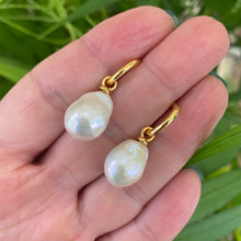 Lade das Bild in den Galerie-Viewer, White Baroque Pearl Dangle Earrings, Gold Vermeil Plated Silver Hoops, Large Pearl Drop Earrings 14-34mm
