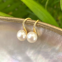 Lade das Bild in den Galerie-Viewer, Freshwater White Button Pearl High Heels Drop Earrings, Gold Vermeil or Silver, AAA Real White Pearl 8mm Dangle Earrings
