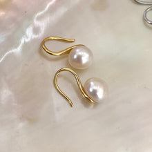 Charger l&#39;image dans la galerie, White Button Pearl High Heels Drop Earrings in GV or Silver
